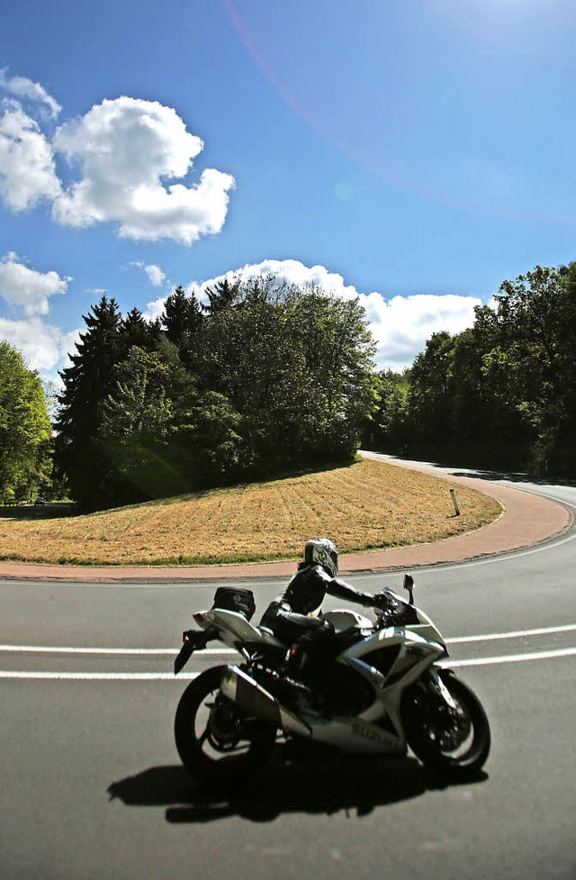 Kurvige Strecken sind bei Motorradfahrern beliebt.   | Foto: Oliver Berg (dpa)