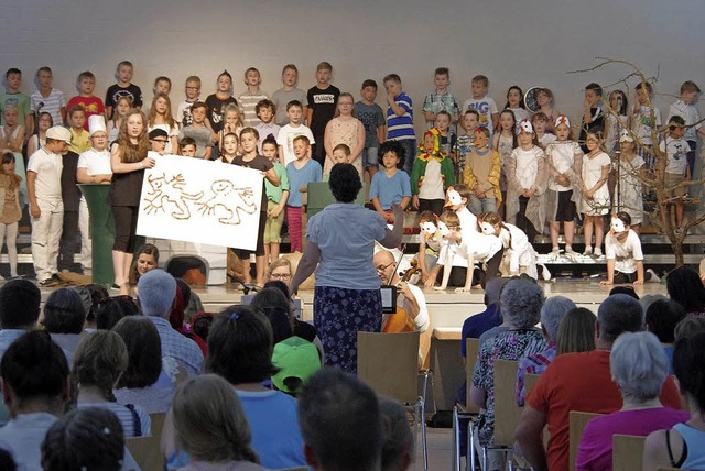 Bei der Auffhrung war einiges los in der Langenwinkler Festhalle.    | Foto: Schule