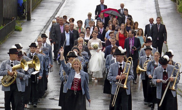 Der Musikverein geleitete das Hochzeitspaar zur Kirche.   | Foto: Rittner