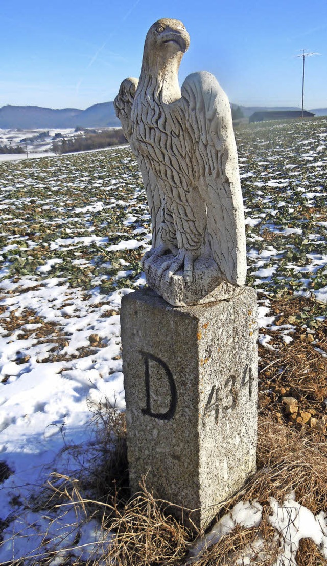 Beim Grenzstein 434 verluft die Grenz...uch als Sockel fr eine Adlerskulptur.  | Foto: Jutta Binner-Schwarz
