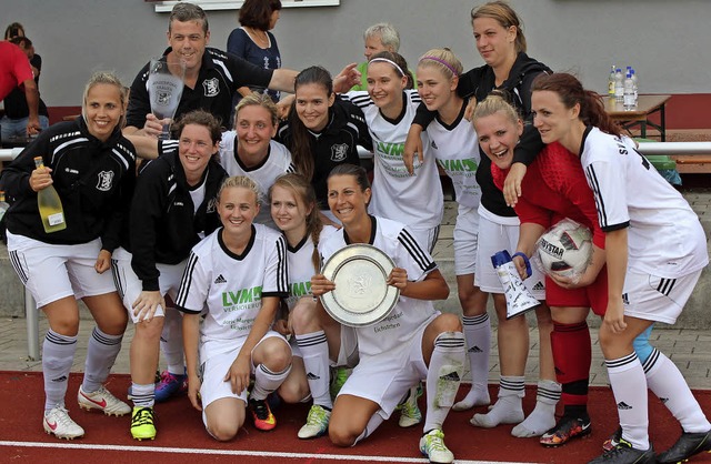 Die Gastgeberinnen vom SV Gottenheim feierten ihren Sieg beim Pfingstturnier.  | Foto: mario schneberg