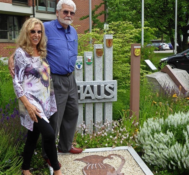 Sabina und Wolfgang von Sydow aus Sacr...rn werben,  vor dem Kanderner Rathaus.  | Foto: Privat