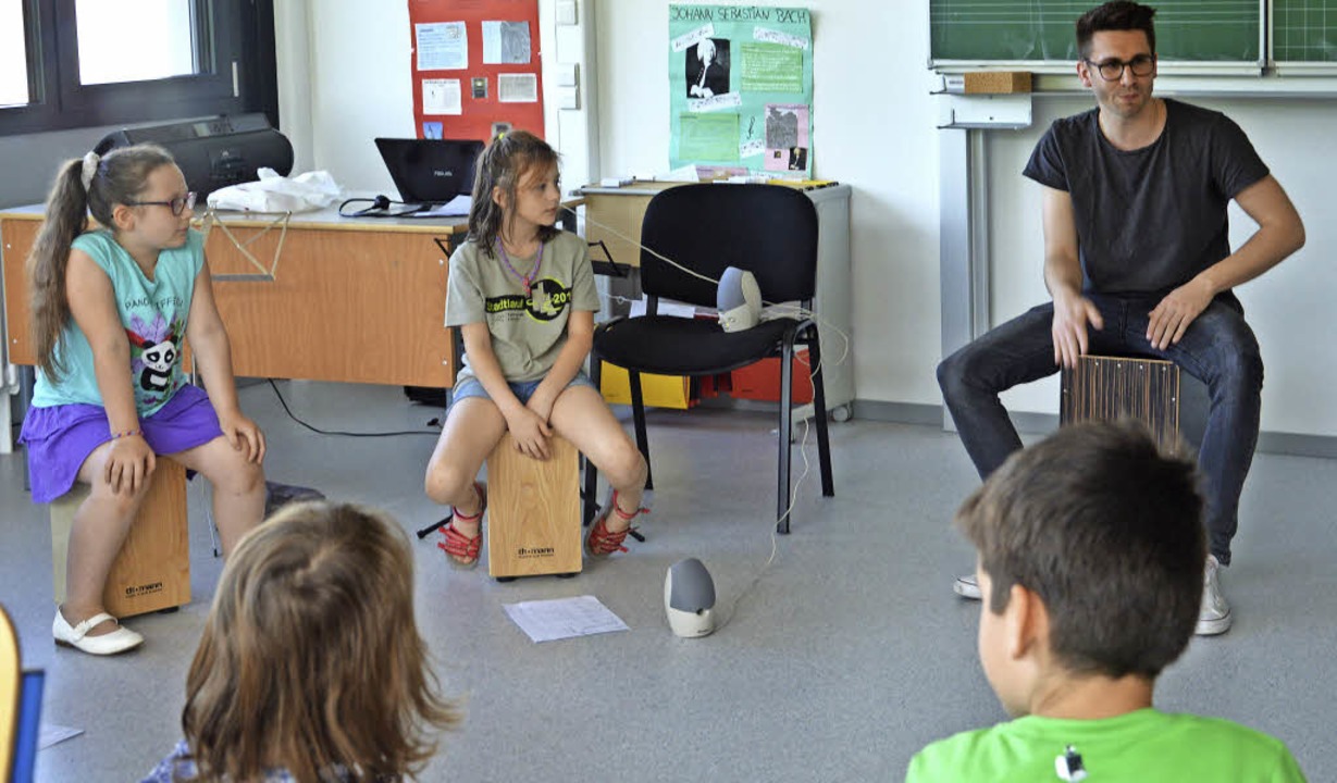 Musikunterricht auf dem Cajon HägEhrsberg Badische Zeitung