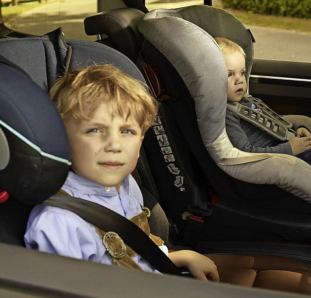 Kinder mssen im Auto in passende Kindersitze.   | Foto: dpa