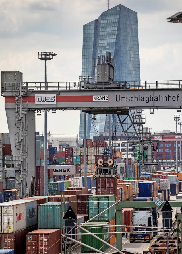 Der Eurotower, Sitz der Europischen Z...will sie vorerst weiter stimulieren.    | Foto: dpa