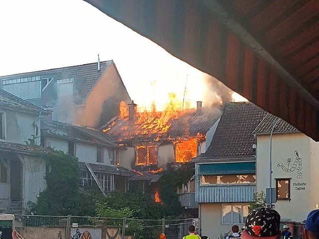 Bis zu 20 Meter hoch schlagen die Flammen aus dem Dach.  | Foto: ZVG