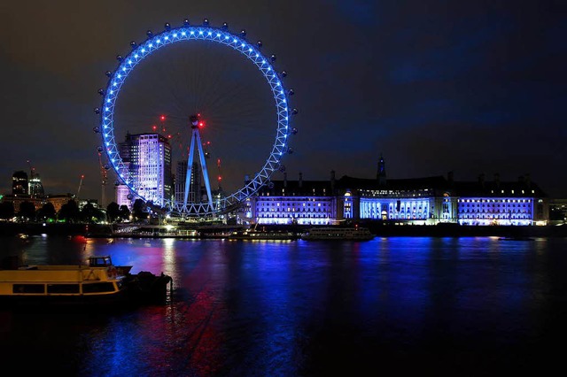 Das London Eye-Riesenrad leuchtet am D...1; der Farbe der Konservativen Partei.  | Foto: dpa