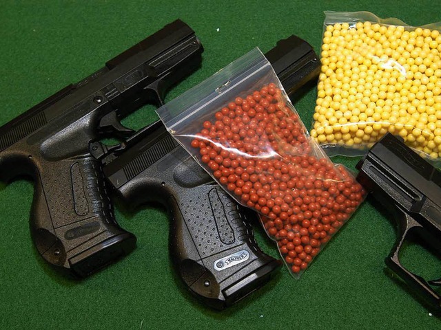 Soft-Air-Pistolen sehen echt aus und sind auch keine Spielzeuge.  | Foto: Ingo Schneider