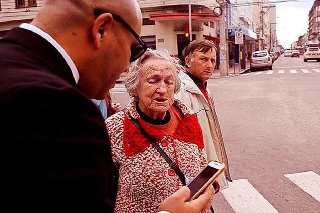 Video: Seniorin hilft Smartphone-Nutzern über die Straße