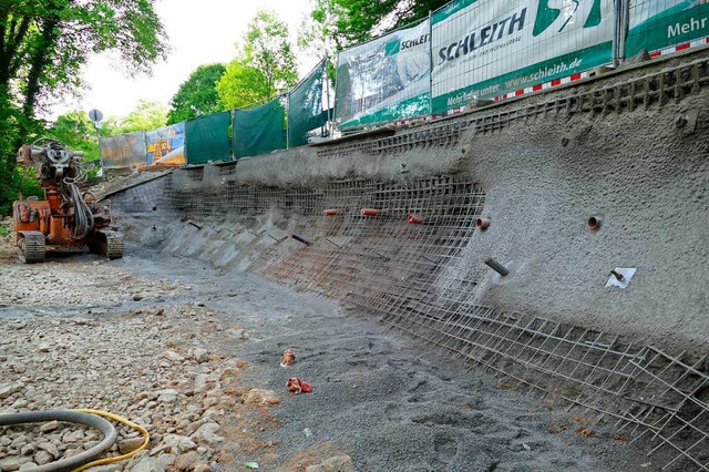 Ene massive Spritzbetonwand sichert  Radweg, Strae und vor allem den Hang.  | Foto: Markus Maier