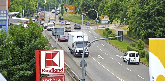 Nadelhr Kaufland-Zufahrt: Wo sich auf...ondere zur Rush Hour zu langen Staus.   | Foto: Gerhard Walser