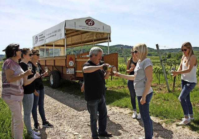 Rundfahrt mit dem Planwagen: Gespannt ...Monika Boos bei der Weinprobe vor Ort.  | Foto: Christiane Franz