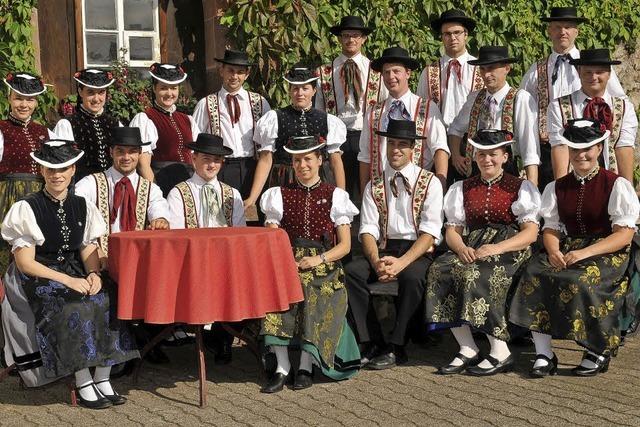 Trachtengruppe und Firobe-Musik im Klosterhof St. Peter