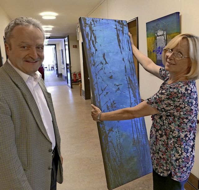 Karl-Heinz Huber und Christel Deboben begutachten ein Werk von Carola Krumm.  | Foto:  Hrvoje Miloslavic