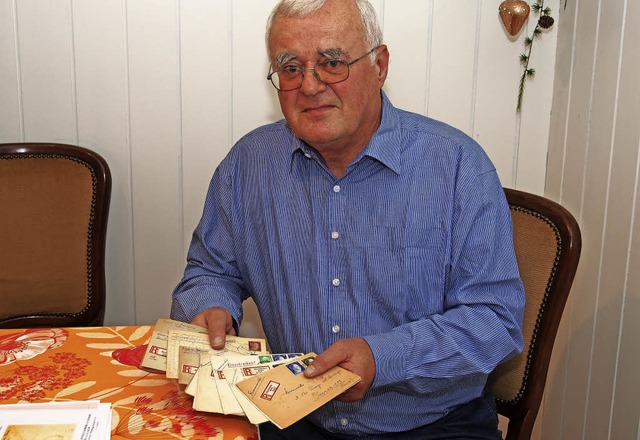 Norbert Amrein mit den Briefen Durys   | Foto: Boris Burkhardt