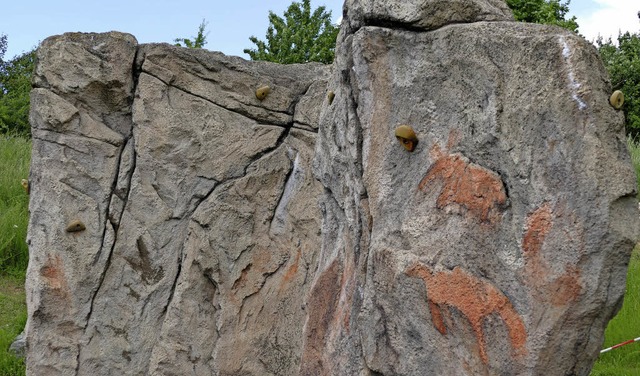 <BZ-FotoAnlauf>Kreisgymnasium:</BZ-Fot...n Kletterfelsen in eine Steinzeitwand.  | Foto: Antonia Tomamichel
