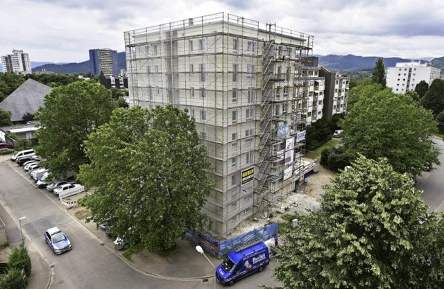 Das neue Gebude in der Sulzburger Str...ugust sollen dort Menschen einziehen.   | Foto: Thomas Kunz