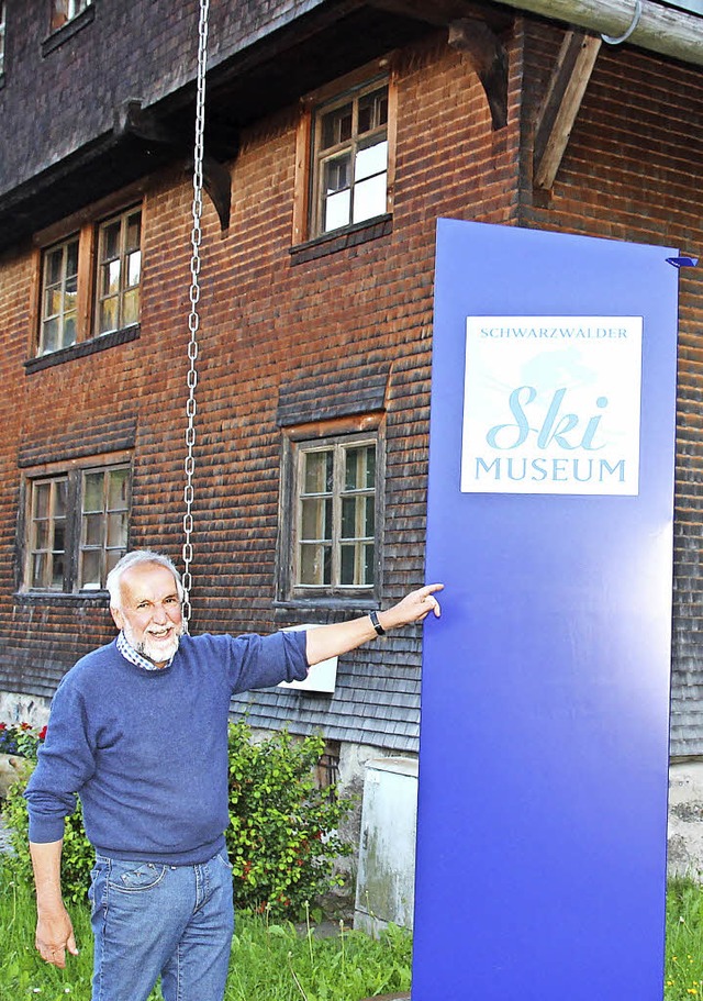 Eine neue Stehle weist vor dem Hugenho.... Daneben Museumsleiter Alfred Faller.  | Foto: Eva Korinth