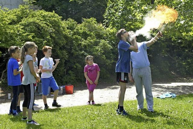 Kinder machen Zirkus zu 