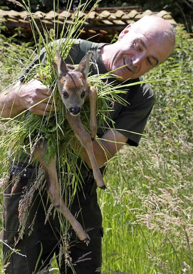 Jger Martin Ott mit einem der beiden ...ie Tiere in ihren ersten Lebenswochen.  | Foto: Erna Buerle