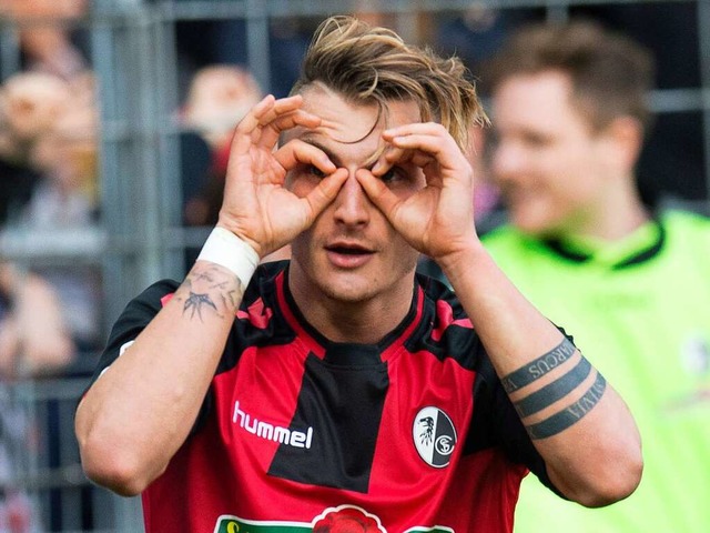 Traut seinen eigenen Augen nicht: Maxi... Millionen von Freiburg nach Dortmund.  | Foto: AFP