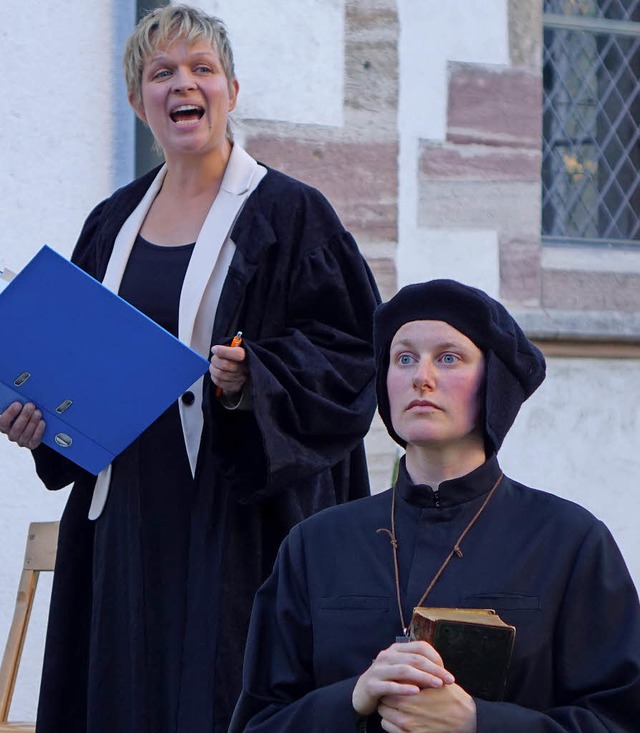 Martin Luther (Rahel Brgger) und seine Verteidigerin (Kristiina Kanholt)   | Foto: Roswitha Frey