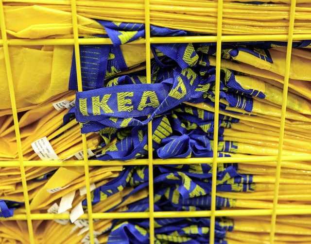 Bleiben hufiger liegen, wenn der Onlinehandel wchst: Tragetaschen von Ikea   | Foto: dpa