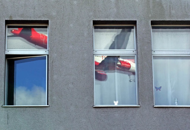 Eine Air-Berlin-Maschine spiegelt sich in Fenstern in  Berlin-Tegel.   | Foto: dpa