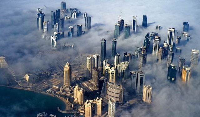 Die Skyline von Doha ragt aus dem  Nebel.  | Foto: dpa