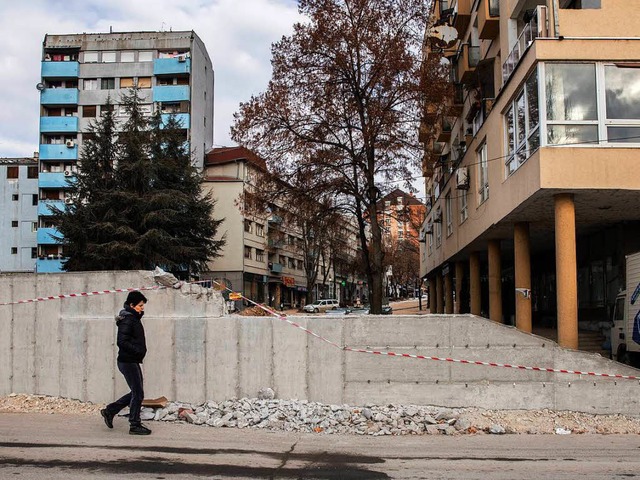 Im kosovarische Mitrovica trennt eine Mauer Serben und Albaner.   | Foto: DPA