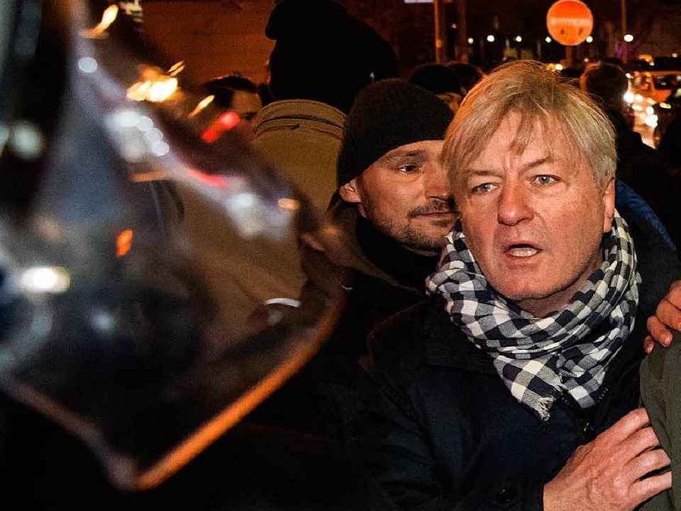 Der rechte Publizist J�rgen Els�sser (...n Bewegung vor der CDU-Bundeszentrale.  | Foto: Bernd von Jutrczenka