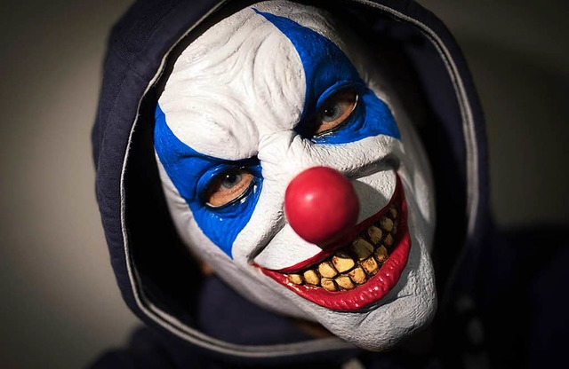 Eine Person trgt die Maske eines Gruselclowns (Symbolfoto)  | Foto: dpa