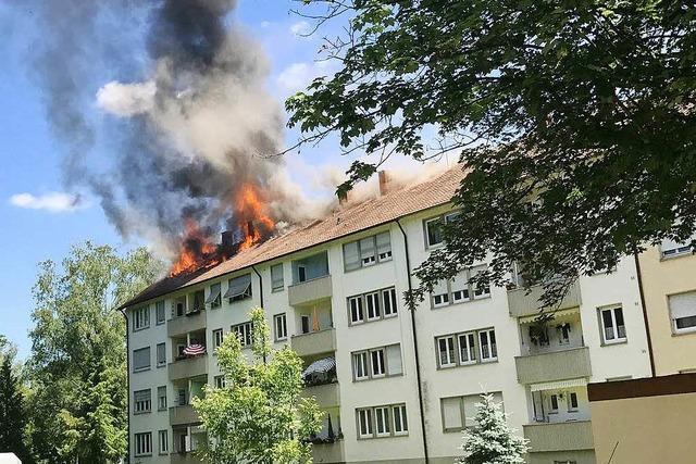 Dachstuhl fngt Feuer – Mehrere Wohnungen sind unbewohnbar