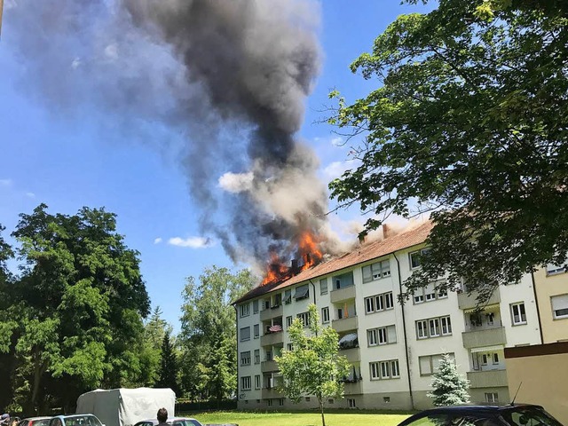 Flammen schlagen aus dem Dachboden des...reiten sich auf die Nachbargebude aus  | Foto: Faruk nver