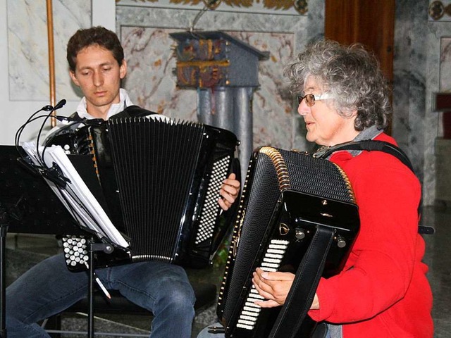 Christoph und Petra Kohlbrenner spielt...nsten von Vorschulkindern in Namibia.   | Foto: Peter Schtz