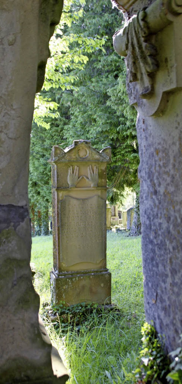 Einige Steine tragen das Symbol der se...fahren von Priestern verliehen wurde.   | Foto: Erika Sieberts