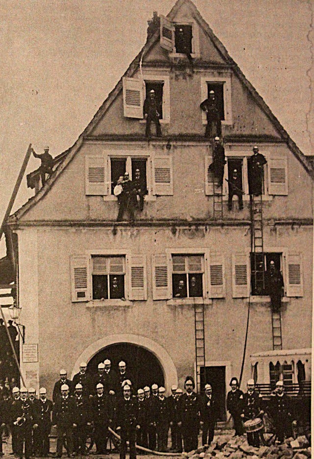 Die Steiger- und Spritzenmannschaft von 1895 in Aktion   | Foto: Repros: Reiner Beschorner