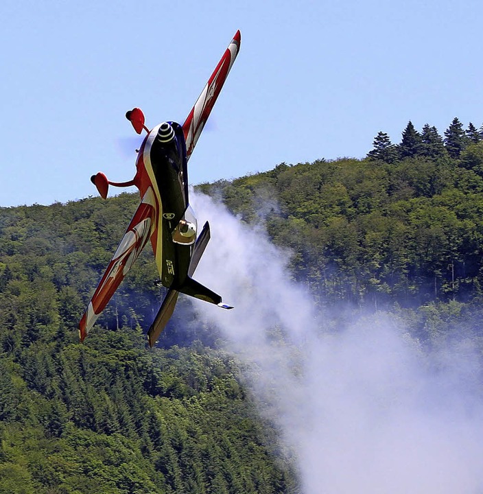 Die Flugshows begeisterten das Publikum in Wieslet.   | Foto: Heiner Fabry