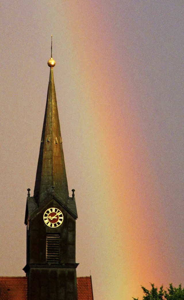 HEFTIG und laut grollend waren der Wol...egenbogen ber der Kirche St. Barbara.  | Foto: Reiner Merz