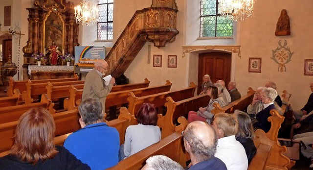 Andreas Hgle bannte seine sehr aufmer...gen Kunstwerke der Heimbacher Kirche.   | Foto: Karlernst Lauffer