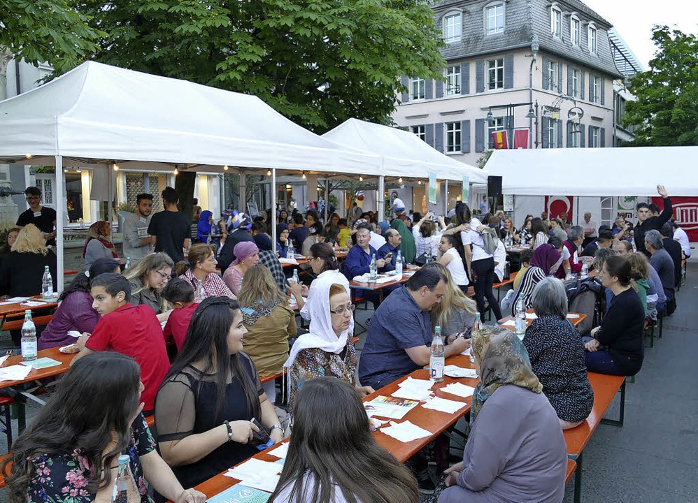 Iftar Essen Auf Dem Lorracher Marktplatz Lorrach Badische Zeitung