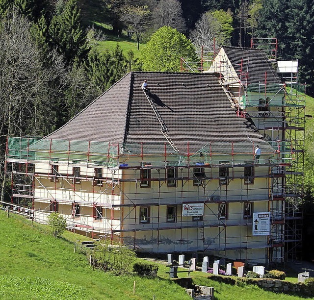 Michaelskirche Kaltenbacher mit Baugerst  -  Die Arbeiten laufen auf Hochtouren  | Foto: Rolf-Dieter Kanmacher