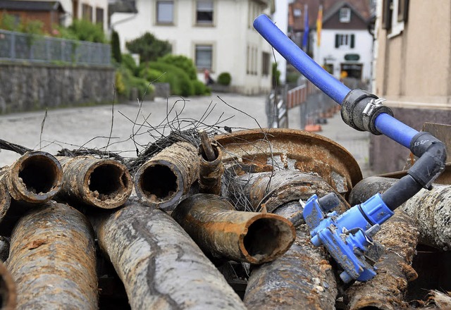 Alles muss raus: In der Hauptstrae in...en Leitungsrohre ausgetauscht worden.   | Foto: Markus Donner