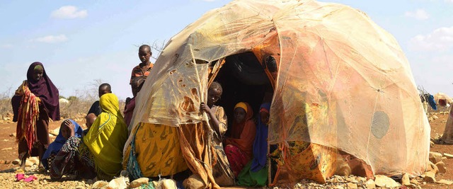 Eine somalische Familie in einem Flch...sdwestlich der Hauptstadt Mogadischu   | Foto: afp