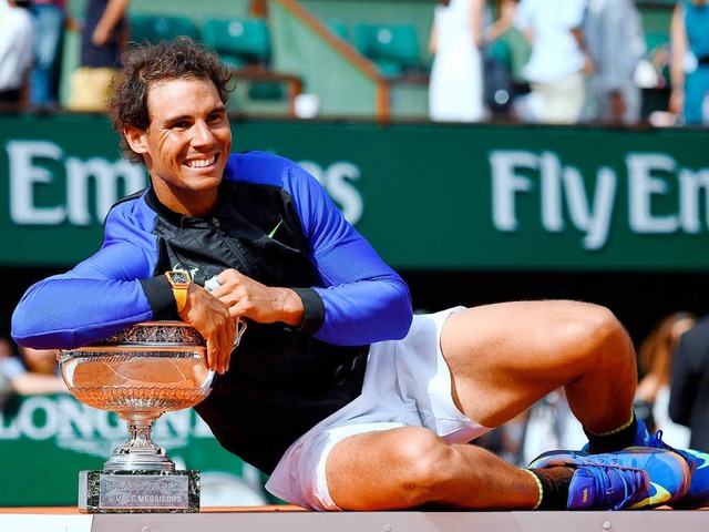 Sieger mit Trophe: Rafael Nadal freut...en Sieg bei den French Open in Paris.   | Foto: afp