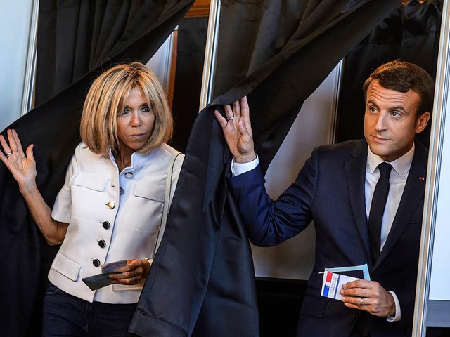 Der franzsische Staatsprsident Emman...hdem sie ihre Stimmen abgegeben haben.  | Foto: dpa