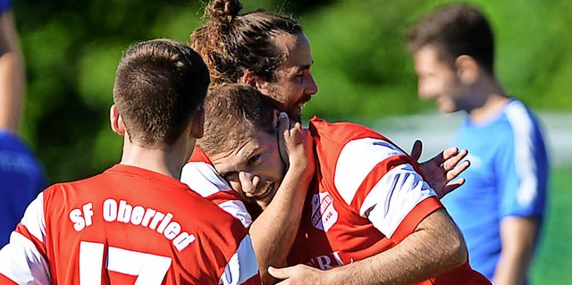 Malik Schweizer und Patrick Rehorsch g...Siegtorschtzen Gkhan Ay (von links).  | Foto: Patrick Seeger