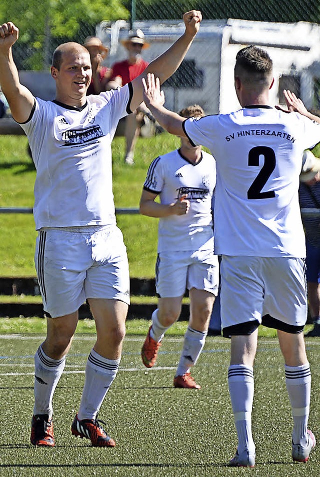 Dennis Fries-Beckmann (links) und Robi...relegation zur Landesliga durchsetzt.   | Foto: Patrick Seeger