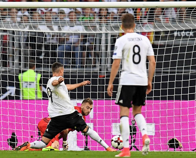 San Marinos Torwart Elia Benedettini k...chauen: Sandro Wagner trifft zum 3:0.   | Foto: dpa