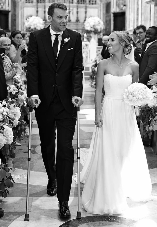 Manuel Neuer und seine Frau Nina auf dem Weg zum Altar   | Foto: dpa